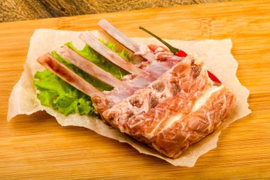 Ham kuzu kaburga ile biber yemek pişirmek için hazır