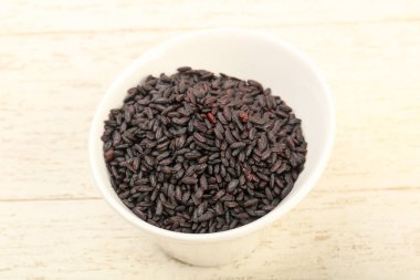 Kase ahşap arka plan üzerinde siyah yabani pirinç