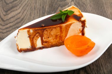 Peynirli kek çikolata ve kayısı ile