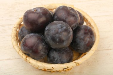 Ahşap zemin üzerinde olgun taze erikler