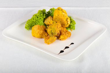 Fried brokoli salata yaprakları ile