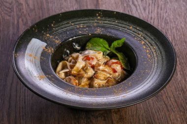 Lezzletli makarna mantar hizmet fesleğen ile