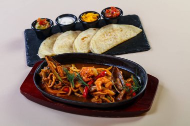 Deniz ürünleri makarna pan sos ile