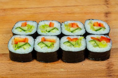 Vejetaryen maki rulo salatalık ile