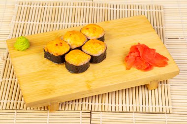 Yengeç ile lezzetli pişmiş rulo