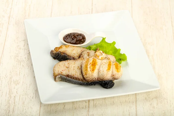 唐辛子ソースとサラダの葉焼きサメのステーキ — ストック写真