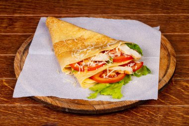 Tavuk ve domates ile gözleme