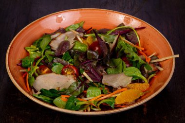 Ördek göğsü ve domates salatası