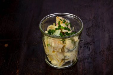 Sos ve yeşil soğan ile haşlanmış patates