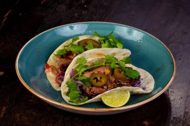 Taco et ve kişniş yaprakları ile