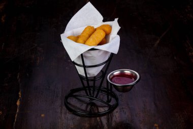 Soslu fırında Mozzarella çubuğu