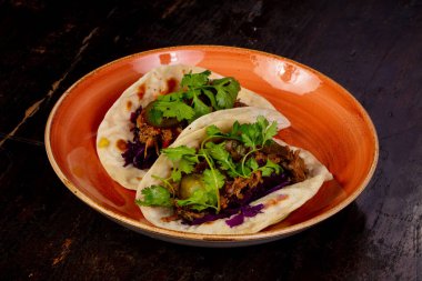 Taco et ve kişniş yaprakları ile