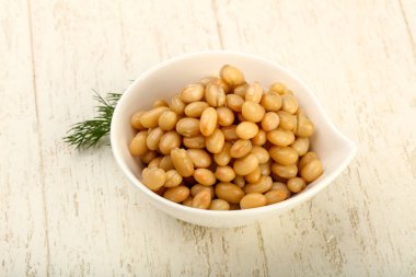 Dereotu şubesi ile kasede beyaz börülce