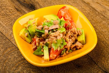 Domates soslu ton balığı ve avokado salatası.