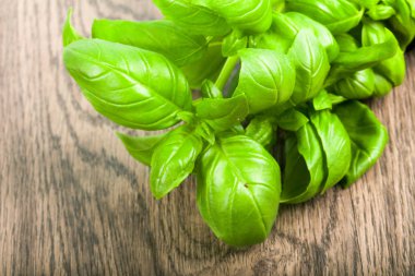 Ahşap arka plan üzerinde fesleğen yaprağı