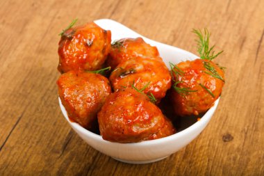 Dereotu, domates soslu köfte servis