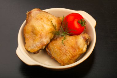 Fırında tavuk budu ve domates.