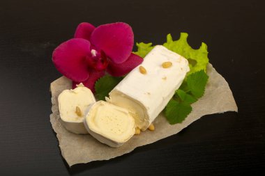 Sedir fıstıklı Brie peynirli rulo