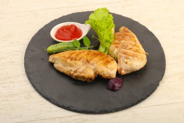 Salata yaprakları ile kavrulmuş tavuk göğsü