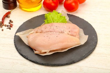 Biber yemek pişirmek için hazır çiğ tavuk göğsü