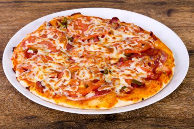 Sosis, biber ve domates pizza