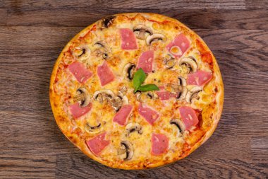 Pizza mantar ve peynir jambon