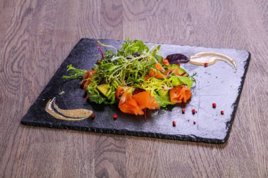 Somon ve fındık soslu avakado salatası