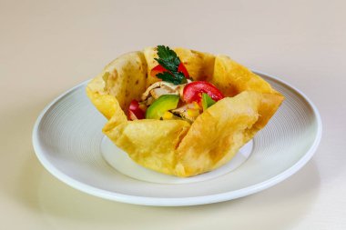 Tavuk ve avokado salatası.