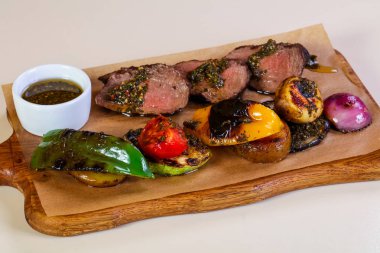 Izgara et ve sebze sos ile