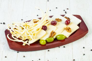 Üzüm ve fındık ile beyaz peynir tabağı