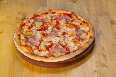 jambon ve pineapple pizza