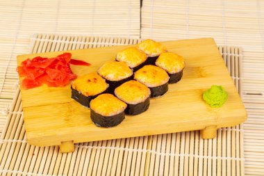 Karides ve levrek ile pişmiş Delicious rulo