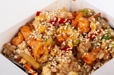 Tavuklu pilav ve yumurta.