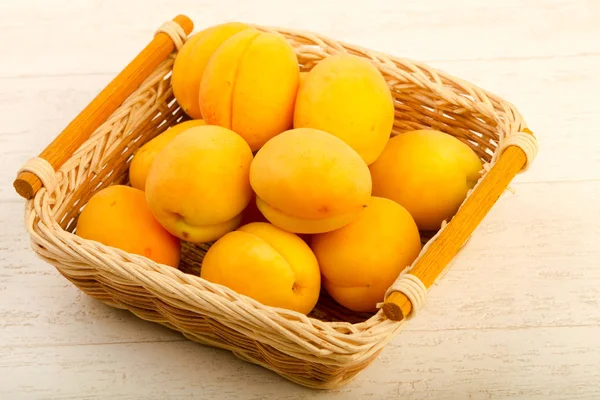 Olgun tatlı kayısı ahşap arka plan üzerinde