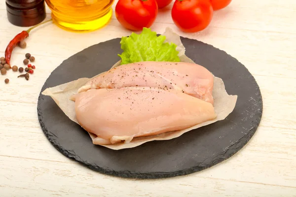 Biber yemek pişirmek için hazır çiğ tavuk göğsü