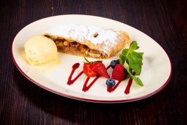 Nane ve syrop elma Strudel servis