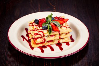 Waffel kek çilek ve nane