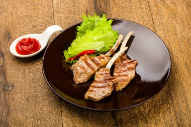 Salata yaprakları servis domates soslu kuzu ızgara