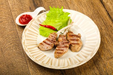 Salata yaprakları servis domates soslu kuzu ızgara