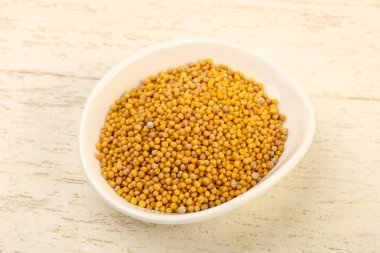 Hardal tohumu kase ahşap arka plan üzerinde