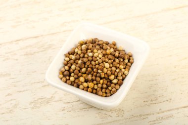 Kişniş tohumu yığın ahşap arka plan üzerinde