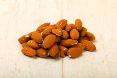 Badem fındık yığın ahşap arka plan üzerinde