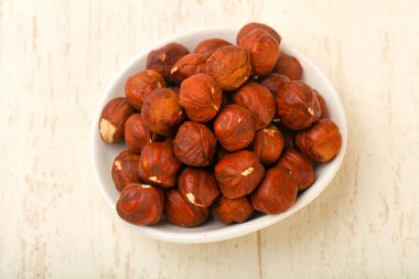 Ahşap arka planda fındık yığını