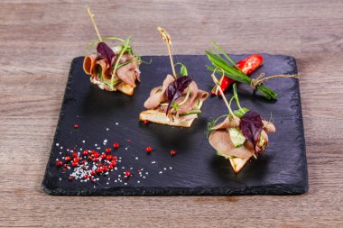 Yeşil soğan sığır eti kanepe hizmet