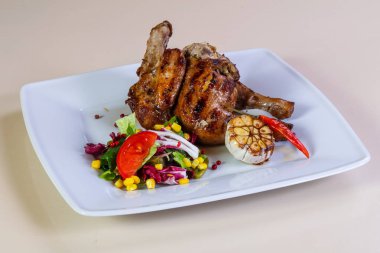 Tavuk budu ve salata karışımı.