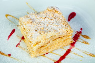 Syrope ile geleneksel Napoleon pasta