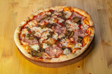 Pizza jambon ve salatalık turşusu