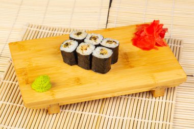 Lezzetli midye mini suşi rulo