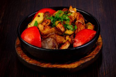 Kavrulmuş domuz patates tava ile