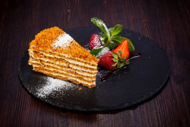 Nane ve çilek servis tatlı bal pasta